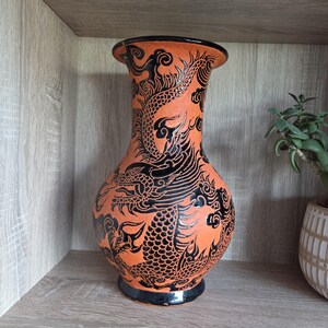 Vintage drakevas, stor orange krackelerad keramik, svart asiatisk konstkeramik, dekor i mitten av århundradet