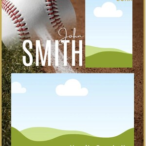 Op de afbeelding: Een honkbal met rode stiksels op een aarden veld. De afbeelding bevat twee rechthoekige kaders met een blauwe lucht, witte wolken en groene heuvels. De tekst bevat John SMITH, 20XX en Varsity Baseball in witte en gouden letters.