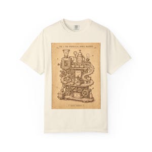 Peut inclure: Un t-shirt couleur crème arborant une illustration technique brune de style vintage représentant une machine complexe. Le graphique est intitulé FIG. 1 THE PERPETUAL DEBUG MACHINE et PATENT PENDING, montrant des engrenages et des tuyaux.