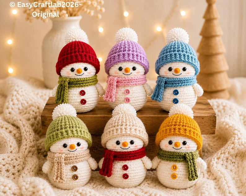 Peut inclure: Six petites figurines de bonhommes de neige au crochet, portant chacune un bonnet en tricot color&eacute; avec un pompon blanc et une &eacute;charpe assortie. Les bonhommes ont un corps blanc, un nez orange, des yeux noirs et deux boutons.