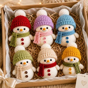 Peut inclure: Six bonhommes de neige au crochet dispos&eacute;s dans une bo&icirc;te en carton. Chaque bonhomme de neige pr&eacute;sente un corps blanc, deux boutons, un petit nez orange et un bonnet en tricot color&eacute; avec un pompon blanc et une &eacute;charpe assortie de diverses couleurs.
