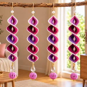 Haakpatroon voor een spiraalvormig ornament (PDF) | Tutorial voor een gedraaide hangende decoratie | Windmolen met kristallen en pompons | Eenvoudig knutselproject voor beginners