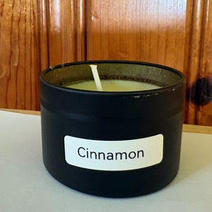 Piccola candela in latta di cera d'api