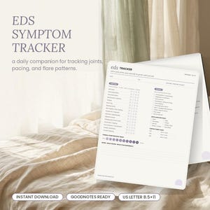 以下が含まれることがあります： EDS症状トラッカーの印刷可能なドキュメント。EDS SYMPTOM TRACKERというテキストがあり、関節、ペース配分、症状の悪化を記録する日々のパートナーです。フォームには症状、トリガー、影響を受けた関節、メモのセクションが含まれ、サイズは21.59x27.94 cmです。