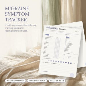 Könnte beinhalten: Eine weiße Migräne-Symptom-Tracker-Seite mit violettem Text und Akzenten. Das Dokument enthält Abschnitte für Datum, Wetter, Auslöser, Symptome mit einer 1-5 Skala, Beginn, Dauer, Aura, Medikamente und eine 1-10 Schmerzskala. Es misst 21,59x27,94 cm.