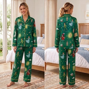 Può includere: Un pigiama verde a maniche lunghe composto da una camicia abbottonata e pantaloni coordinati, caratterizzato da una stampa all-over con i personaggi di Peter Pan, tra cui Peter Pan, Wendy, Capitan Uncino, Trilli, il Big Ben e stelle dorate.