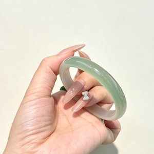 Tonad grön naturstensarmband, handpolerat runt band, stapelbart armband