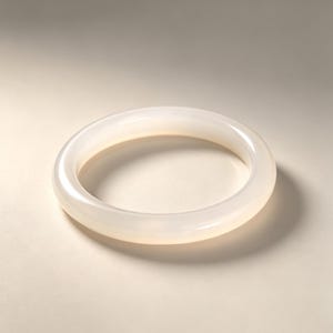 Handpolerad armring i natursten, genomskinligt vitt runt armband, minimalistiska smycken