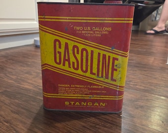 Bidón de gasolina metálico Stancan de 2 galones, estilo vintage, Standard Container Co., rojo, amarillo, oxidado.