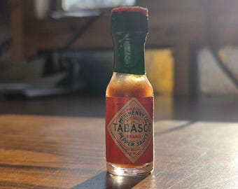 Salsa de pimienta Tabasco vintage, botella de vidrio miniatura de 1/8 oz, McIlhenny Co.