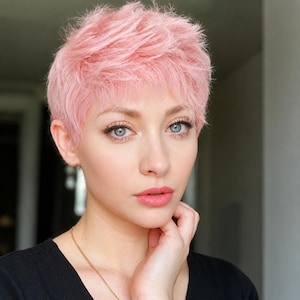 Kort Rosa Pixie Cut Peruk Värmebeständig Syntet Mjuka Lager