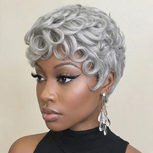 Peluca corta rizada estilo pixie con flequillo, de cabello sintético resistente al calor.
