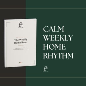 Op de afbeelding: Een wit boek getiteld The Weekly Home Reset met een Brassy Owl logo. De tekst luidt: A calm, repeatable ritual for keeping your home settled, one simple pass at a time. De achtergrond bevat de tekst CALM WEEKLY HOME RHYTHM in het wit.