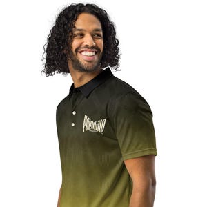 Puede incluir: Un polo de manga corta con cuello negro y un patrón degradado que va del negro en la parte superior al verde oliva en la inferior. La prenda tiene dos botones blancos y el texto "PRILIMO" impreso en blanco en el lado izquierdo del pecho.
