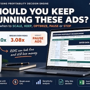 以下が含まれることがあります： Advertising Profitability Decision Engineの表計算ソフトを表示したノートパソコン。画面にはROASと損益分岐点ROASのデータフィールドがある。Better Decisions Higher Profitsと書かれた白いマグカップ、黒いペン、ノートがデスクに置かれている。