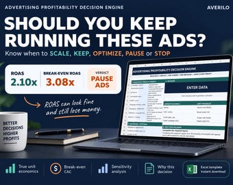 Puede incluir: Un portátil muestra una hoja de cálculo Advertising Profitability Decision Engine con campos para ROAS y ROAS de equilibrio. Una taza blanca con el texto Better Decisions Higher Profits, un bolígrafo negro y un cuaderno están sobre la mesa.