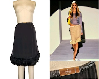 Gonna vintage in seta nera con piume, finiture in pelle e logo dorato, firmata Tom Ford per Gucci, 1999 - Taglia 40 - US S