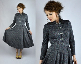 Robe asiatique vintage en laine - Robe à fleurs - Plissée - Fermetures avec boutons grenouille - Manches longues - Col mao coréen - Robe jupe évasée S M