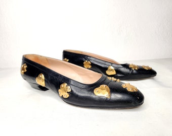 Vintage 80er Jahre Christian Lacroix Schwarze Leder Schuhe mit Gold Nieten Skurrile Gold Herzen und Abstrakte Blumen - Ballerinas Designer 9.5