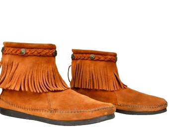 Stivaletti alla caviglia vintage Minnetonka modello mocassino - Stivaletti alla caviglia Minnetonka con frange, chiusura a zip sul retro e borchie, taglia 7