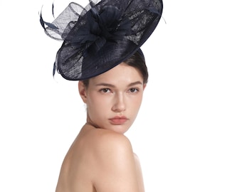 Chapeau bibi à fleurs et plumes bleu marine, idéal pour les mariages et les courses hippiques (AM006)