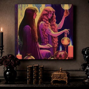 Op de afbeelding: Een rechthoekige wandkunstprint met twee figuren met lang haar in paarse gewaden die een experiment uitvoeren met glazen bekers en gloeiende vloeistoffen. De scène wordt verlicht door oranje kaarslicht en heeft een donker, sfeervol kleurenpalet.