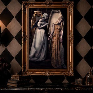 Op de afbeelding: Een ingelijst rechthoekig wandkunstwerk met twee figuren in lange jurken die naast een rechtopstaande doodskist staan. Het kunstwerk zit in een sierlijke gouden lijst met gedetailleerde afwerking en toont een donkere, sfeervolle scène.