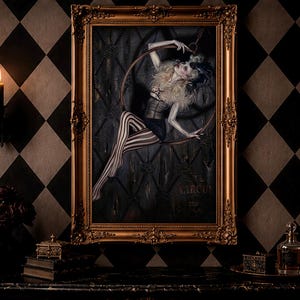 Puede incluir: Una pieza de arte mural rectangular enmarcada que muestra a un artista en un aro, con corsé y leggings a rayas. La obra está dentro de un marco dorado ornamentado, con una estética oscura y la palabra CIRCUS visible en la parte inferior.
