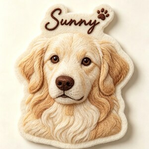 Könnte beinhalten: Ein nadelgefilzter Aufnäher mit dem Porträt eines Golden Retrievers mit cremefarbenem und hellbraunem Fell, braunen Augen und einer dunklen Nase. Das Wort Sunny ist in brauner Schreibschrift über dem Kopf des Hundes eingestickt, neben einer Pfote.