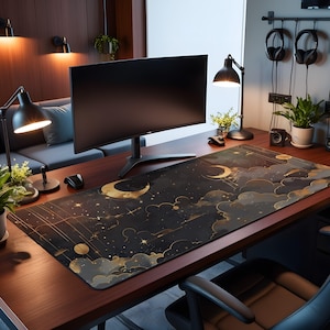 Peut inclure: Un grand tapis de bureau rectangulaire orné d'un motif céleste sombre avec des croissants de lune, des étoiles et des nuages dorés imprimés sur un fond noir. Le tapis est posé sur un bureau en bois sous un écran d'ordinateur incurvé et une lampe.