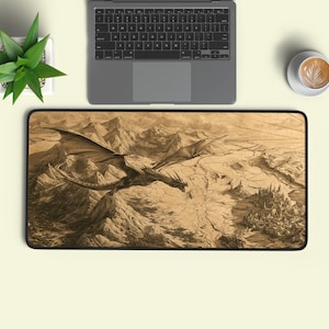 Può includere: Un tappetino da scrivania rettangolare con un'illustrazione color seppia di un grande drago che vola sopra un paesaggio montuoso con un design a mappa dettagliato. L'opera raffigura cime frastagliate, sentieri e un piccolo insediamento.