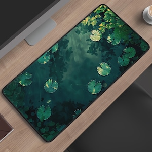 Peut inclure: Un tapis de bureau rectangulaire représentant une scène d'étang vert foncé avec des nénuphars flottants. Le motif affiche diverses nuances de vert et des ombres profondes, créant un effet de superposition de feuillage aquatique.