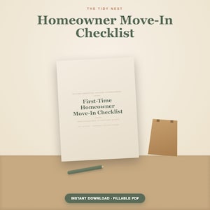 Może przedstawiać: Biały dokument zatytułowany First-Time Homeowner Move-In Checklist z ciemnozielonym tekstem, któremu towarzyszy mały brązowy notatnik i ciemnozielony ołówek. Dokument zawiera tekst The Tidy Nest oraz Instant Download Fillable PDF.