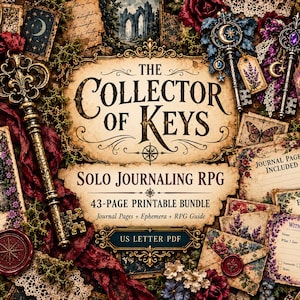 Op de afbeelding: Een printbare solo journaling RPG-bundel getiteld The Collector of Keys, met versierde sleutels, vintage dagboekpagina's, florale ephemera, waszegels en een getuigenverklaringkaart, gerangschikt in een decoratieve, donkere compositie.