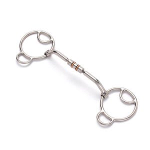 Puede incluir: Un bocado de caballo de metal plateado con dos piezas laterales circulares grandes y anillos integrados más pequeños. La embocadura consiste en una barra recta con una sección central que contiene dos anillos de metal cobrizo.