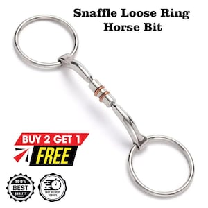 Puede incluir: Un filete de anillas sueltas de metal plateado con dos grandes anillas circulares conectadas por una embocadura central con dos anillas de color cobre. El texto "Snaffle Loose Ring Horse Bit" es visible en la parte superior de la imagen.