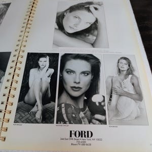 Peut inclure: Une page de portfolio à reliure spirale présentant des portraits photographiques en noir et blanc de modèles. Le texte en bas indique FORD, 344 East 59th Street, New York, NY 10022, 753-6500 et Bloom/TV 688-8628. La mise en page inclut quatre panneaux.