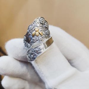 Anel em prata de lei com flor e abelha em formato de colher, faixa floral ajustável, estilo boho antigo com insetos de jardim.