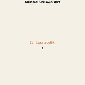 Op de afbeelding: Een crèmekleurige kaart met de donkerblauwe tekst RUSTIG THUIS, gevolgd door Na school & huiswerkstart. Daaronder staat de oranje tekst Eén stap tegelijk. boven een klein donkerblauw bliksemschicht-icoon, met onderaan Visuele routinekaarten voor thuis.