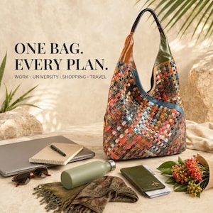 Puede incluir: Un bolso hobo con un patrón de cuero trenzado multicolor, con detalles de cuero liso marrón y verde en la parte superior. El texto "ONE BAG. EVERY PLAN. WORK • UNIVERSITY • SHOPPING • TRAVEL" es visible en el lado izquierdo de la imagen.
