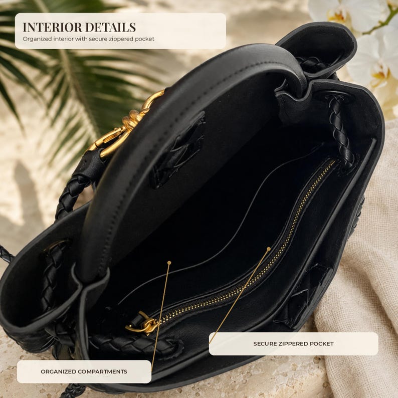 K&ouml;nnte beinhalten: Eine schwarze Handtasche mit offener Oberseite, geflochtenen Griffen und einem goldfarbenen Metallverschluss. Das schwarze Innere verf&uuml;gt &uuml;ber organisierte F&auml;cher und eine sichere Rei&szlig;verschlusstasche, markiert durch INTERIOR DETAILS.
