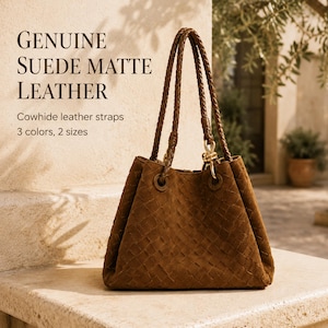 Könnte beinhalten: Eine braune Handtasche aus echtem, mattem Wildleder mit geflochtener Textur und zwei geflochtenen Riemen aus Rindsleder, die mit goldfarbenen Metallringen befestigt sind. Der Text lautet: GENUINE SUEDE MATTE LEATHER, Cowhide leather straps, 3 colors, 2 sizes.
