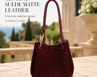Könnte beinhalten: Eine dunkelrote Handtasche aus echtem, mattem Wildleder mit geflochtener Textur. Die Tasche verfügt über einen geflochtenen Tragegriff und einen goldfarbenen Metallverschluss. Der Text auf dem Bild lautet: GENUINE SUEDE MATTE LEATHER, Cowhide leather straps, 3 colors, 2 sizes.