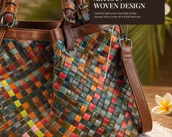 Könnte beinhalten: Eine Handtasche mit einem mehrfarbigen Webmuster aus Streifen in Rot, Grün, Blau, Orange und Gelb. Die Tasche hat braune Ledergriffe und einen passenden Schulterriemen. Der Text auf der Tasche lautet: ARTISAN WOVEN DESIGN.