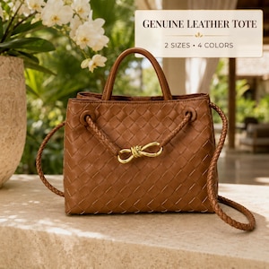 K&ouml;nnte beinhalten: Eine braune geflochtene Ledertasche mit zwei Tragegriffen, einem geflochtenen Schulterriemen und einem goldenen Metallknoten auf der Vorderseite. Der Text auf dem Bild lautet: GENUINE LEATHER TOTE, 2 SIZES, 4 COLORS.
