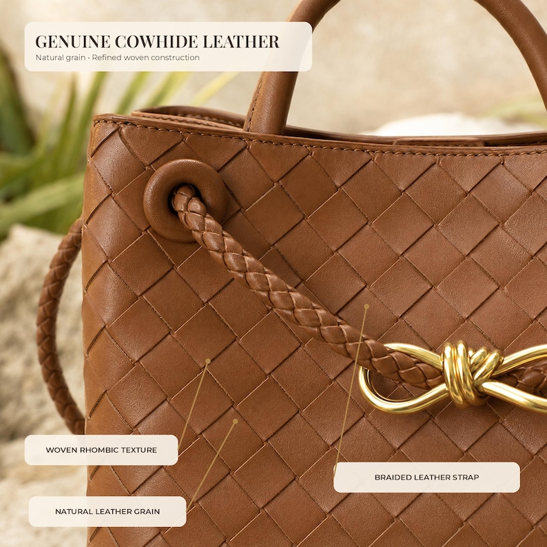 K&ouml;nnte beinhalten: Eine braune Ledertasche mit gewebter Rautenstruktur, einem geflochtenen Lederriemen und einem goldenen Metallknoten. Die Tasche ist mit dem Text GENUINE COWHIDE LEATHER, Natural grain, Refined woven construction versehen.