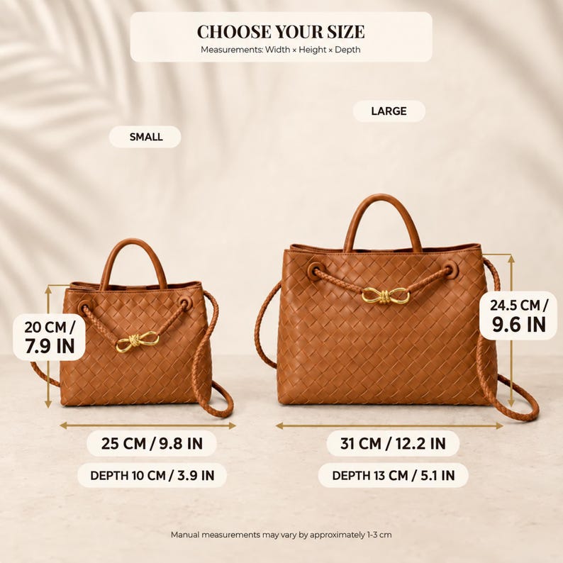 K&ouml;nnte beinhalten: Zwei braune geflochtene Handtaschen mit Henkeln und goldfarbenem Schleifendetail. Die kleine Tasche ist 25 cm breit, 20 cm hoch und 10 cm tief. Die gro&szlig;e Tasche ist 31 cm breit, 24,5 cm hoch und 13 cm tief. Text im Bild: CHOOSE YOUR SIZE.
