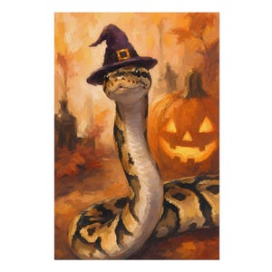 Puede incluir: Una ilustración al óleo de una pitón real con un sombrero de bruja morado con una hebilla dorada. La serpiente tiene un cuerpo con patrones en color canela y marrón oscuro frente a una calabaza de Halloween naranja brillante.