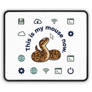 Peut inclure: Un tapis de souris rectangulaire à surface blanche et bords noirs cousus. Il présente un serpent brun et beige à motifs portant des lunettes, un curseur d'ordinateur et le texte "This is my mouse now." entouré de diverses icônes technologiques.