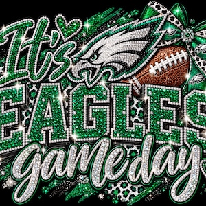 Może przedstawiać: Projekt graficzny z napisem It's EAGLES gameday w stylu błyszczących zielonych i białych cyrkonii. Obraz zawiera stylizowane logo głowy orła, brązową piłkę do futbolu amerykańskiego oraz dużą zieloną kokardę w panterkę.